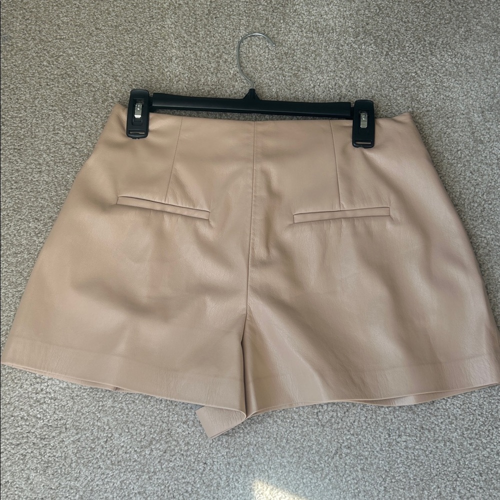 New Alice and Olivia Steffie faux leather shorts - Picture 4 of 16